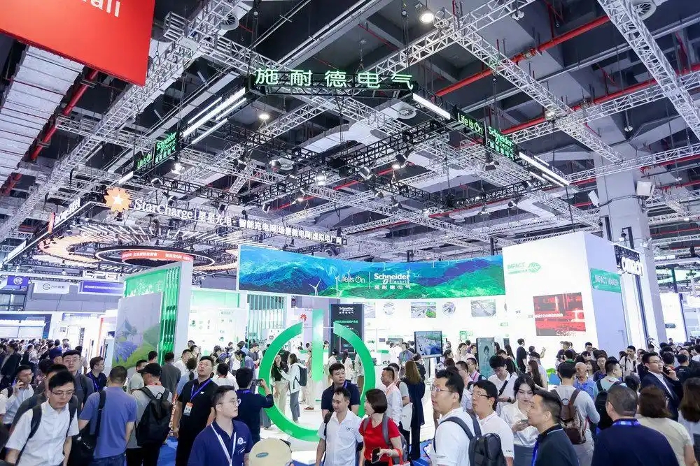施耐德電氣亮相2025 SNEC展，助力新能源產(chǎn)業(yè)價值躍遷